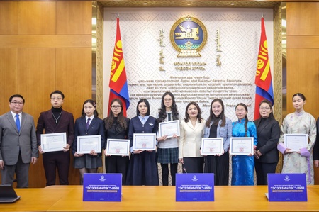 “Монгол Улсын Үндсэн хуулийн өдөр”-т зориулсан эсээ бичлэгийн уралдааны шилдгүүдэд шагнал гардуулав