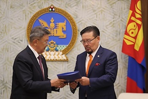 Монгол Улсын Их Хурлын чуулганы хуралдааны дэгийн тухай хуульд нэмэлт оруулах тухай хуулийн төсөл болон дагалдах хуулийн төслүүдийг өргөн мэдүүлэв