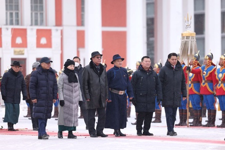 Монгол Улсын төрийн далбааг мандуулж, жанжин Д.Сүхбаатарын хөшөөнд цэцэг өргөв