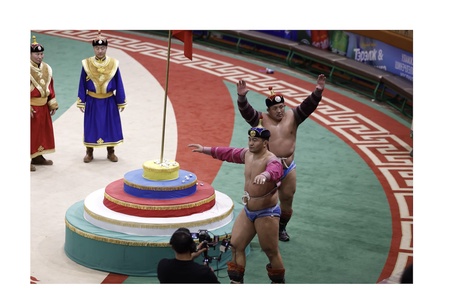 Үндсэн хуулийн өдөрт зориулсан үндэсний бөхийн барилдаанд улсын арслан Ц.Бямба-Отгон түрүүлж, улсын заан Б.Бат-Өлзий үзүүрлэв