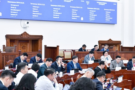 Хуулийн төслүүдийн эцсийн хэлэлцүүлгийг явуулж, эцэслэн батлах бэлтгэл хангуулахаар Байнгын хороодод шилжүүллээ