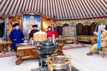 Төрийн хан хуурыг эгшиглүүлсэн Монгол Төрийн золголт болов