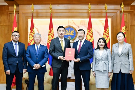 Монгол Улсын 2026 оны төсвийн тодотгол болон нэгдсэн төсвийн 2026 оны төсвийн хүрээний мэдэгдэлд өөрчлөлт оруулах тухай хуулийн төслүүдийг өргөн мэдүүллээ