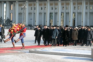  Үндсэн хуулийн өдөрт зориулан жанжин Д.Сүхбаатарын хөшөөнд цэцэг өргөж, Их эзэн Чингис хааны хөшөөнд хүндэтгэл үзүүлэв