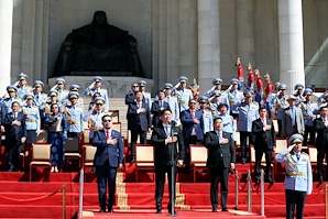 Монгол Улсын Их Хурлын дарга Г.Занданшатар Төрийн далбааны өдөрт зориулсан цэргийн ёслолын жагсаалын арга хэмжээнд оролцов
