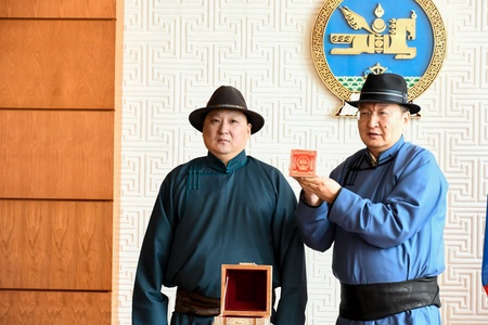 Монгол Улсын хуулийн уг эх дээр Төрийн тамга дарлаа 