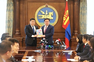 “Алсын хараа 2050” Монгол Улсын урт хугацааны хөгжлийн бодлогын баримт бичгийн төслийг УИХ-ын дарга Г.Занданшатарт өргөн барилаа 