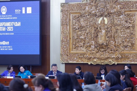 Эмэгтэй парламентчид “Шийдвэр гаргах түвшинд тэгш төлөөллийг хангахад чиглэсэн арга зам” сэдвээр хэлэлцүүлэг өрнүүллээ 