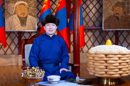 Монгол Улсын Их Хурлын дарга Н.Учрал “Сүрээр дарагч” хэмээх гал улаан морин жилийн Сар шинийн мэндчилгээ дэвшүүллээ   