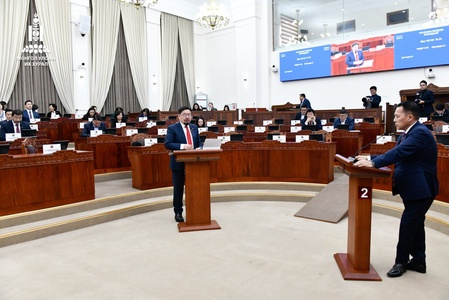 Улсын Их Хурлын асуулгын цагаар дундаж давхаргыг хамгаалах, тэлэх тухай асуудлаар мэтгэлцэв