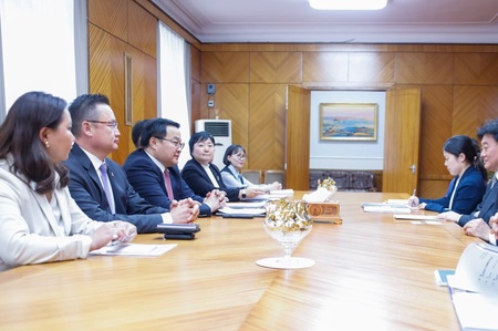 Хагас зуун жилийн түүхт харилцааг Эдийн засгийн түншлэлийн хэлэлцээрийн өгөөжөөр үргэлжлүүлж, хувийн хэвшил, үйлдвэрлэлийг дэмжих, нисэх буудлыг өргөтгөх асуудлаар санал солилцлоо