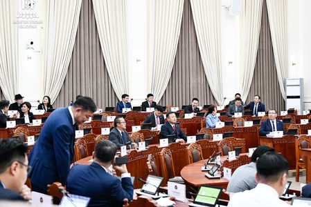 Монгол Улсын 2026 оны төсвийн төслүүдийн нэг дэх хэлэлцүүлэг үргэлжилж, УИХ-ын гишүүд асуулт асууж, мэдээлэл авч байна