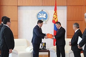 Монгол Улсын Үндсэн хуульд оруулсан нэмэлт, өөрчлөлтийн уг эхийг Монгол Улсын Ерөнхийлөгчид өргөн барилаа