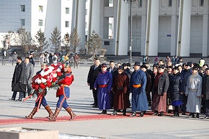 Улс тунхагласны 95 жилийн ойн өдөрт зориулан Д.Сүхбаатарын хөшөөнд цэцэг өргөж, Их Эзэн Чингис хааны хөшөөнд хүндэтгэл үзүүллээ