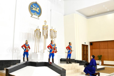 Эзэн Богд Чингис хааны шүтээн, Төрийн тугандаа хүндэтгэл үзүүллээ