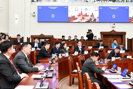 Үндсэн чиглэлийн төслийг анхны хэлэлцүүлэгт шилжүүлж, төсвийн тухай хуулийн төсөлтэй хамт өргөн мэдүүлсэн хууль, тогтоолын төслүүдийг эцэслэн батлав