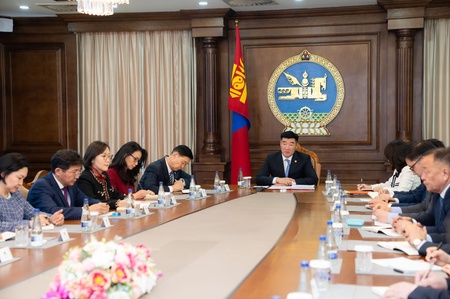 УИХ-ын дарга С.Бямбацогт: Хилийн чанадад суугаа монголчуудын эрх ашгийг нэн тэргүүнд тавьж, эдийн засгийн харилцааг эрчимжүүлэхэд анхаарах шаардлагатай