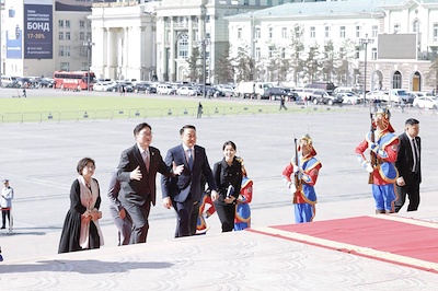 Chairman of the State Great Hural D. Amarbayasgalan welcomed Speaker of the National Assembly of the Republic of Korea Woo Won-shik at Sukhbaatar Square