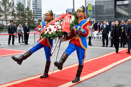 Хэлмэгдэгсдийн хөшөөнд цэцэг өргөж, хүндэтгэл үзүүллээ