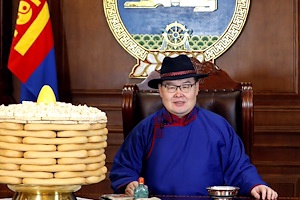 Монгол Улсын Их Хурлын дарга Гомбожавын Занданшатарын Сар шинийн мэндчилгээ