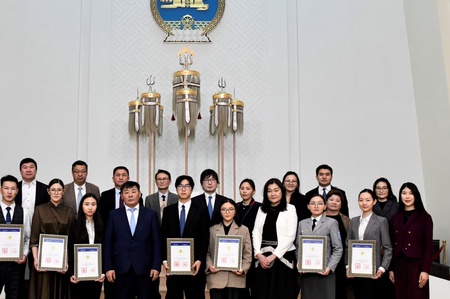 Үндсэн хуулийн өдөрт зориулсан “Үндсэн хууль ба Монгол Улсын хөгжлийн зорилтууд” сэдэвт оюутны эрдэм шинжилгээний хурал Төрийн ордонд боллоо