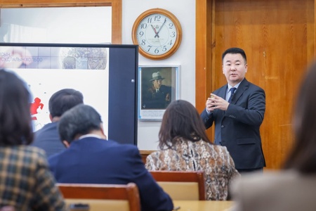 “Монгол судлалыг хөгжүүлэх бодлого: асуудал, шийдэл” сэдвээр зохиолч, уншигчдын уулзалт болов
