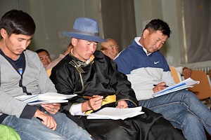 Видео: Монгол Улсын Үндсэн хуульд оруулах нэмэлт, өөрчлөлтийн төслийг талаархи олон нийтийн бүсчилсэн хэлэлцүүлэг Архангай аймгийн Өндөр-Улаан суманд боллоо