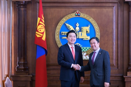 Монгол Улсын Их Хурлын дарга Н.Учрал Австралийн Холбооны Улсаас Монгол Улсад суугаа Элчин сайд Лео Зенгийг хүлээн авч уулзлаа