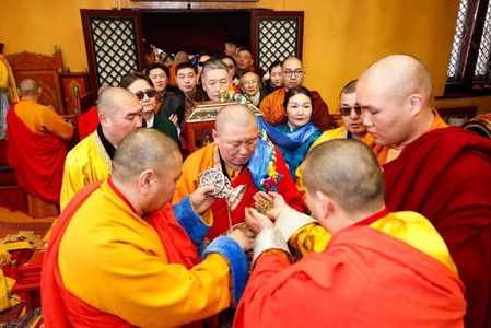 Очирдара шүтээнд мандал өргөж, төр түмний буян заяаг даатгалаа