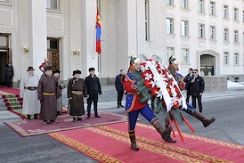 Монгол Төрийн тамганы хөшөөнд цэцэг өргөж, хүндэтгэл үзүүллээ