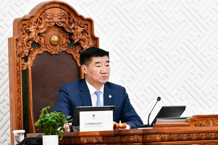 Дунд хугацааны төсвийн бодлогын баримт бичгийн төслийн хамт өргөн мэдүүлсэн хуулийн төслүүдийг хэлэлцэж эхэллээ