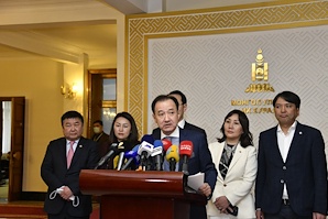 Улсын Их Хурлын гишүүд Төрийн ордонд нэвтрэх журамд өөрчлөлт оруулах санал хүргүүлэх асуудлаар мэдээлэл хийлээ