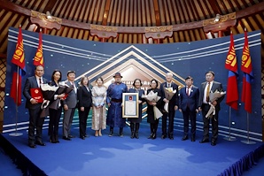 Б.Чимидийн нэрэмжит шагналыг “Монгол Улсын 1992 оны Үндсэн хуулийн хэрэгжилтийн байдалд хийсэн дүн шинжилгээ”  бүтээлийн судалгааны баг анх удаа хүртлээ 