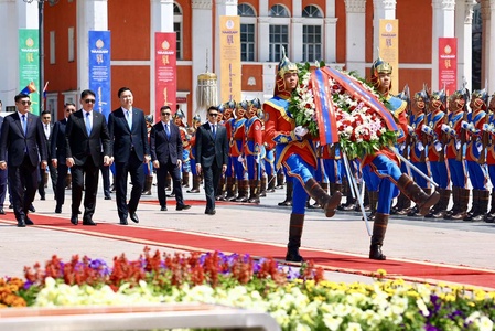 Их эзэн Чингис хааны хөшөөнд хүндэтгэл үзүүлж, жанжин Д.Сүхбаатарын хөшөөнд цэцэг өргөв