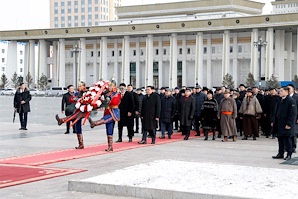 Улс тунхагласны 94 жилийн ойн өдөрт зориулан Д.Сүхбаатарын хөшөөнд цэцэг өргөж, Их Эзэн Чингис хааны хөшөөнд хүндэтгэл үзүүллээ 