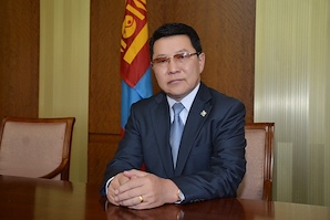 Улсын Их Хурлын гишүүн Ч.Улаан Монгол Улсын Засгийн газрын гишүүн, Сангийн сайд Ч.Хүрэлбаатарт хандан “Төрийн албан хаагчийн буруутай үйл ажиллагааны улмаас иргэн, аж ахуйн нэгжид учирсан хохирлыг барагдуулах нэрээр төсөвт нэмэлт ачаалал бий болгохгүй байх, улсын төсвийн орлогыг нэмэгдүүлэх, бааз суурийг өргөтгөх, татварын хөнгөлөлт, чөлөөлөлтийн бодлогыг цэгцлэх, гаалийн байгууллагын нэр хүнд, үйл ажиллагааны үр дүнг дээшлүүлэх талаар баримтлаж буй бодлого, цаашид авах арга хэмжээний талаар” тавьсан асуулга