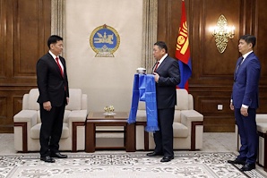 Видео: Монгол Улсын Их Хурлын дарга М.Энхболд шинээр томилогдсон Ерөнхий сайд У.Хүрэлсүхийг хүлээн авч уулзлаа