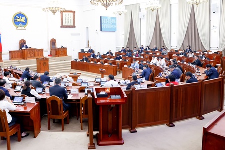 Монгол Улсын 2027 оны төсвийн тухай хуулийн төслүүдийн нэг дэх,  2026 оны төсвийн тодотголтой хамт өргөн мэдүүлсэн хууль, тогтоолын төслүүдийн хэлэлцэх эсэх хэлэлцүүлгийг явуулав