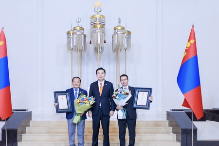 Б.Чимидийн нэрэмжит шагналыг “Эрүүгийн процессын эрх зүйн үндсэн асуудал” бүтээлээрээ Гавьяат хуульч, профессор Ж.Бямбаа, профессор Ж.Эрхэсхулан нар хүртэв