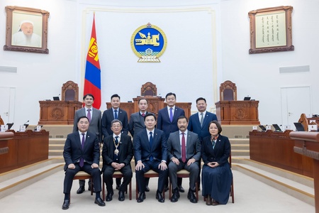 Улсын Их Хурлын дарга, гишүүд “Чингис хаан” одонт Академич С.Нарангэрэлд хүндэтгэл үзүүллээ