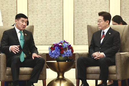 УИХ-ын дарга С.Бямбацогт Бүгд Найрамдах Солонгос Улсын Ерөнхийлөгч И Жэ Мён-д бараалхав