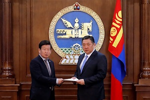 Монгол Улсын Үндсэн хуульд оруулах нэмэлт өөрчлөлтийн төслийг бүрэн эхээр нь толилуулж байна