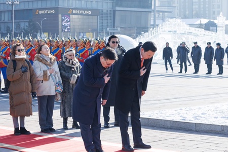 Жанжин Д.Сүхбаатарын хөшөөнд цэцэг өргөж, хүндэтгэл үзүүллээ