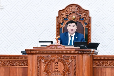 Хуулийн төслийг хэлэлцэхийг дэмжиж, УИХ-ын асуулгын цагаар авлигын асуудлыг хөндлөө