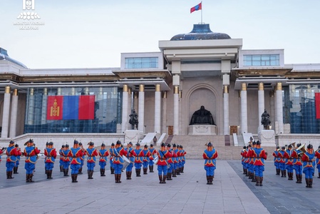 Монгол Улсын Төрийн далбааг мандуулах ёслол үйлдэв