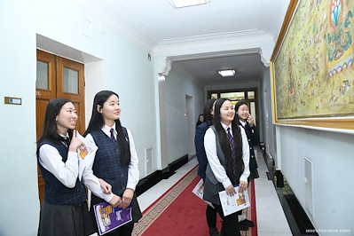 Сүхбаатар дүүргийн ЕБС-ийн ахлах ангийн сурагчид Төрийн ордонд зочилж, зарим хуулийн төслийн талаар саналаа илэрхийллээ