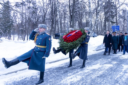    Монгол Улсын Их Хурлын дарга Н.Учрал “Ялалтад тэмүүлсэн морьд” хөшөөнд цэцэг өргөлөө