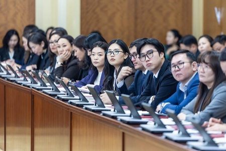Хуулийн төсөл боловсруулагчдад гэрчилгээ, сургагч багш нарт батламж гардууллаа