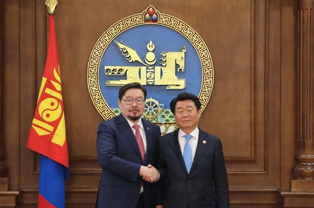 Chairman of the State Great Hural G. Zandanshatar met with Ambassador Kim Jong-Gu