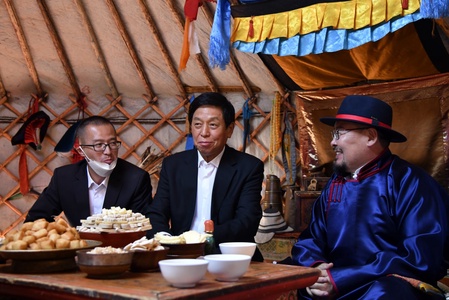БНХАУ-ын Бүх Хятадын Ардын Төлөөлөгчдийн Их Хурлын Байнгын хорооны дарга Ли Жаньшу монгол ахуй соёлтой танилцлаа